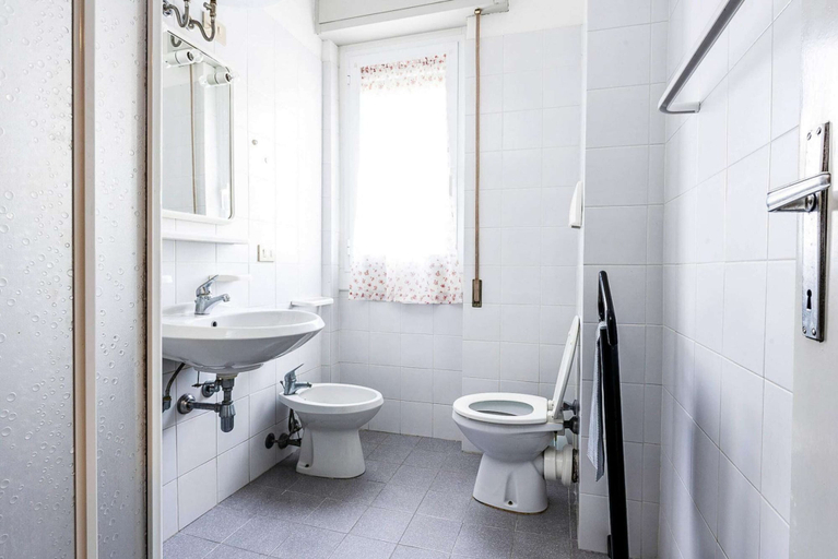 Bathroom 2, Apartments Aurora A/b, Bibione-ex TUI, Venezia