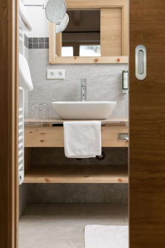 Bathroom 5, Hotel Tauernhof - Culinary Experience I Wellness Oasis I Summer Card I Mountain Views I Kids' Playro, Zell am See