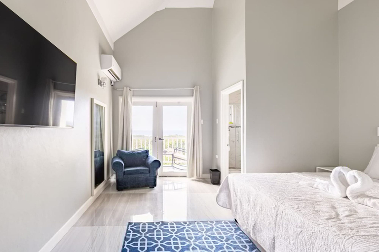 Room 5, Charming Sea View Town House Chef Driver Optional