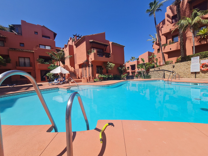 Pool 4, Luxury 2-bed Apartment Elviria - Pool, Sauna & gym, Málaga