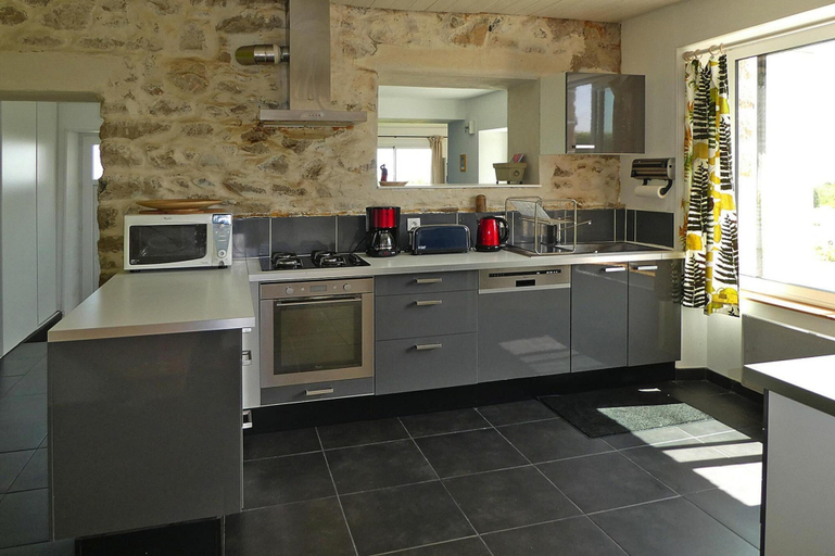 Private kitchen, Sea-view Holiday Home With Terrace, Plougasnou, Finistère