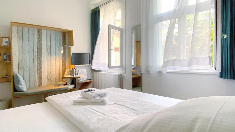 Bedroom 2, Frauenhotel Hanseatin - Women Only, Hamburg