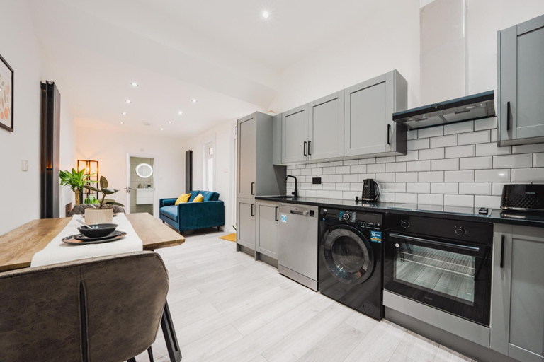 Others 4, Modern 2 bed Apartment Near Wembley Stadium, London