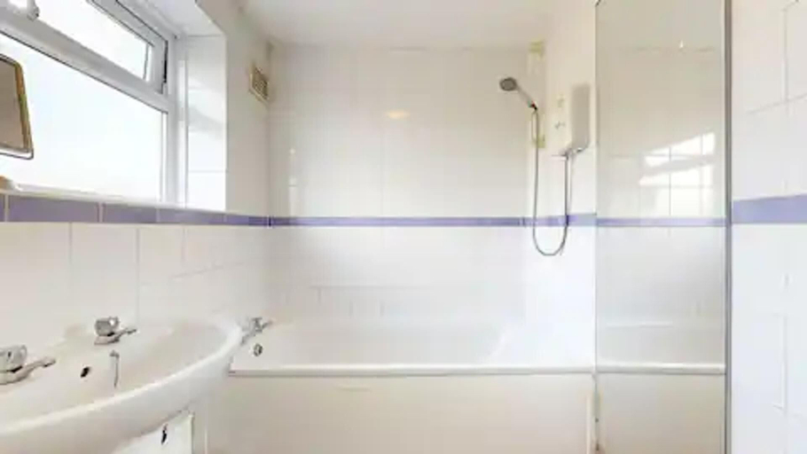 Bathroom 2, Beautiful 2-bed Apartment in Stanford-le-hope, Thurrock