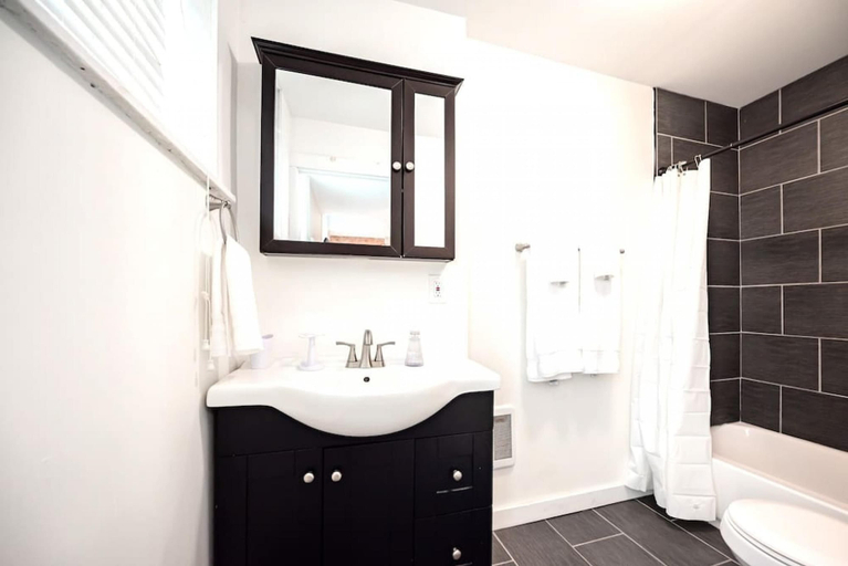 Bathroom 4, Park Place- Cozy Modern Space Fully Updated Fast Wifi Good Coffee and Easy Parking, New Castle