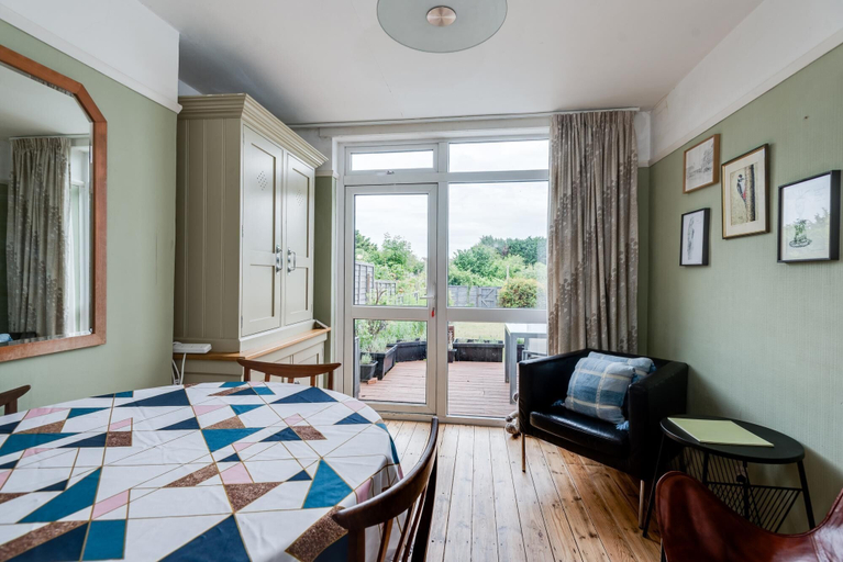 Bedroom 2, Cheerfull 3-bedroom Home With Parking Garden, Oxfordshire