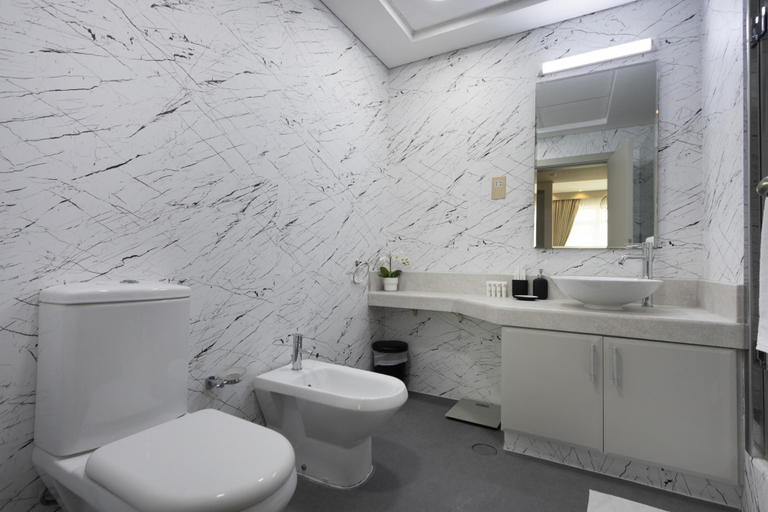 Bathroom 4, Luxe 1BR w Palm Skyline View Easy Mall Access, Dubai