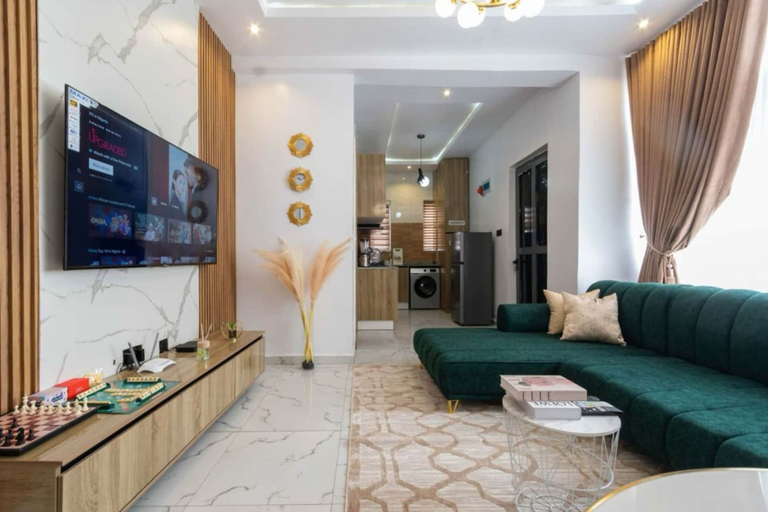 Room 3, Lux Lekki Home w PS5 Balcony 24 7 Power Security, Eti-Osa