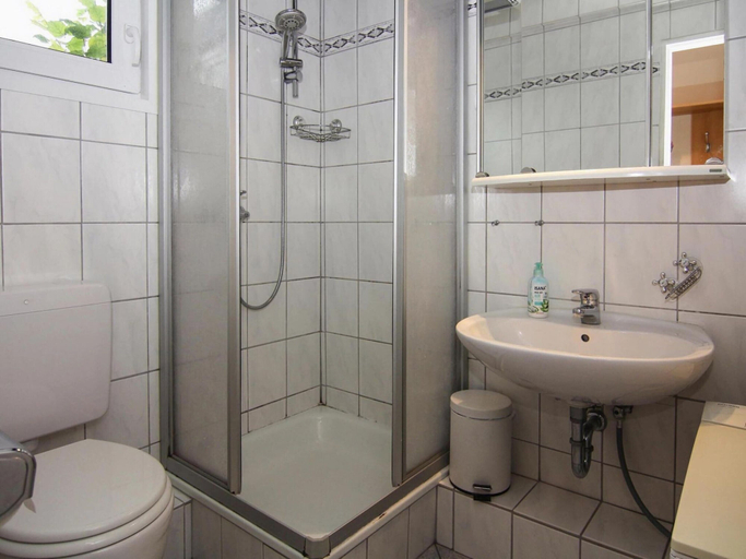 Bathroom 3, Attraktiver Bungalow in Warwerort an der Nordsee, Dithmarschen