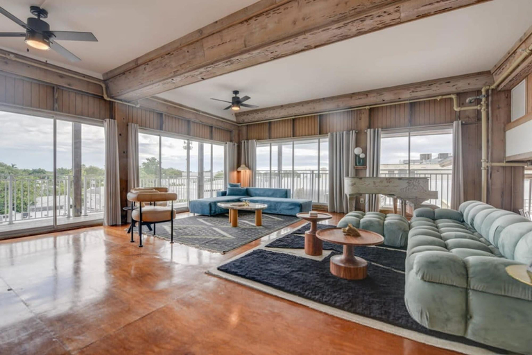 Room 4, Kamp by Brightwild Rooftop Penthouse On Duval, Monroe