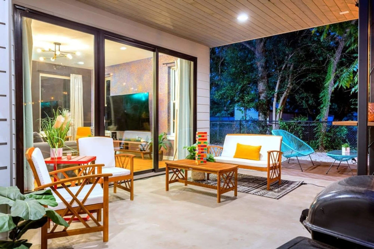 Room 4, 5 000 SQ FT Private 10br Compound DT 6 Min Drive, Travis