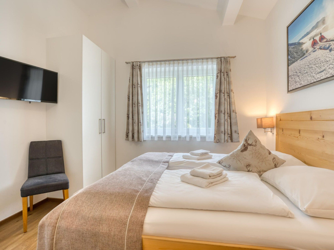 Room 5, Chalet in Neukirchen With Mountain Views, Zell am See