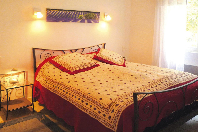 Bedroom, Apartment in Caderousse with Pool, Vaucluse