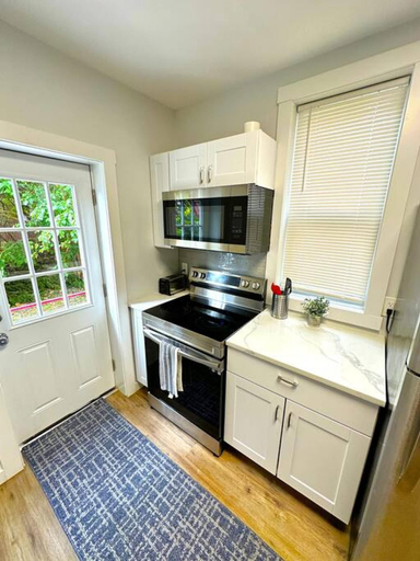 Room 3, Cozy Walk up King Bed Fast Wifi, New Castle