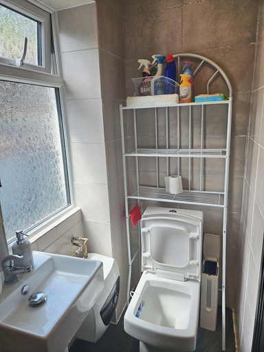 Bathroom 5, Studio Sleeps 2 With Free Parking, Dudley