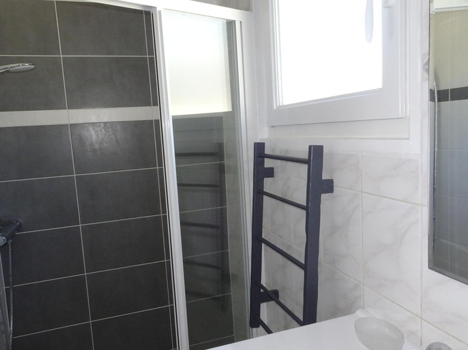 Bathroom 5, Semi-detached House, Jullouville, Manche