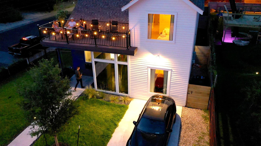 Room 5, Insta-worthy Two House Corner Compound, Travis