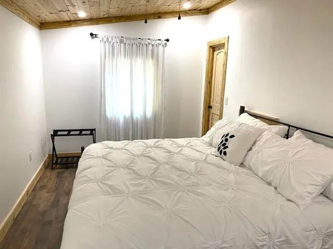 Room 2, Modern Style Peaceful Tranquility Pet Friendly, Sevier