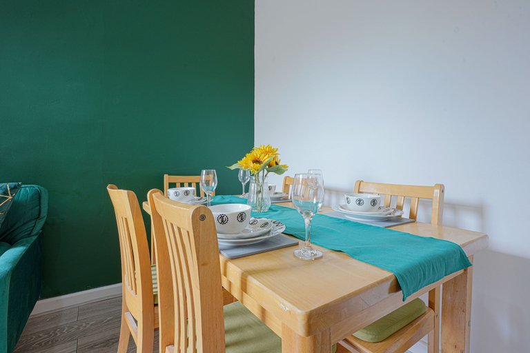 Dining, 5 Bed House - Sleeps 10 - Parking - Wifi, Luton