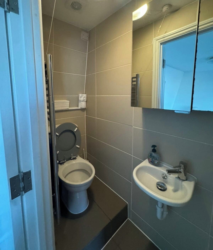 Bathroom 4, Fun Energetic Oasis in Islington - Sleeps6, London