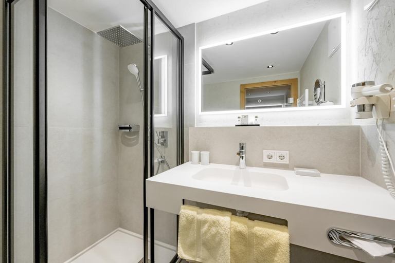 Bathroom 2, Hotel Regina, Imst