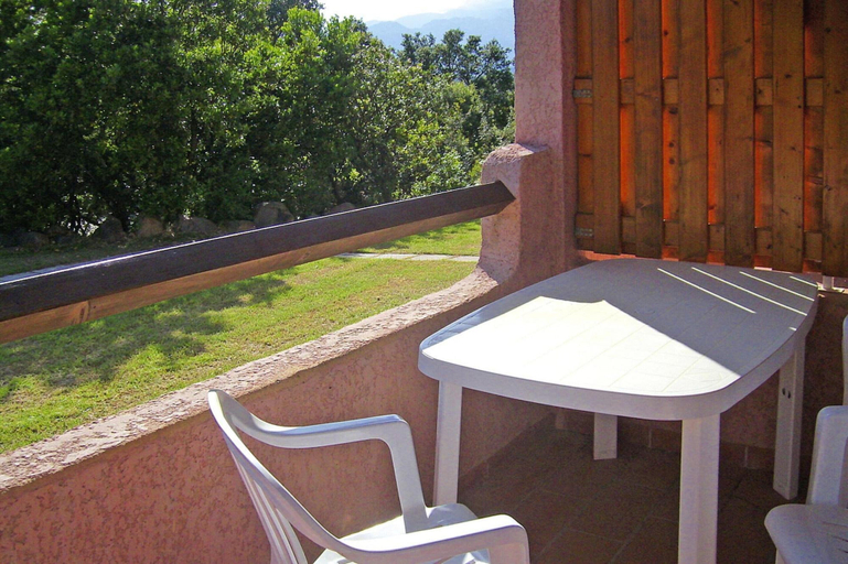 Dining 2, Apartment in Pinarellu Near Beach & Pool, Corse-du-Sud