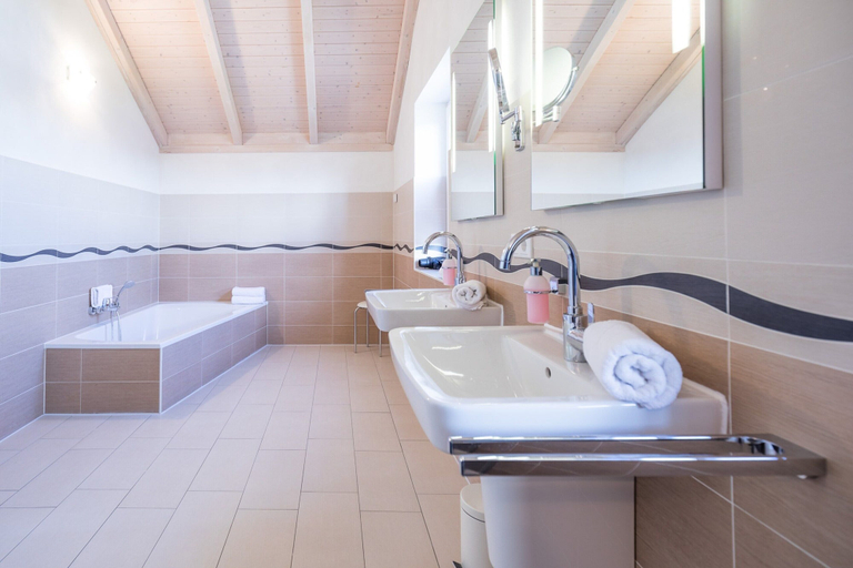 Bathroom 4, Exklusiv Eingerichtetes Ferienhaus in Strandnahe, Nordfriesland