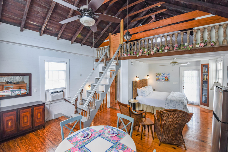 Room 5, New Coastal Rose - Bright Loft With High Ceilings, Monroe