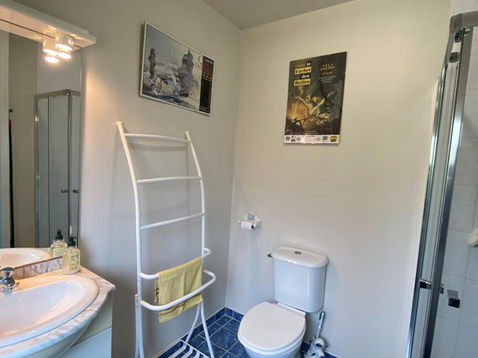 Bathroom, Quiet Duplex Apartment in St Briac sur Mer, Ille-et-Vilaine