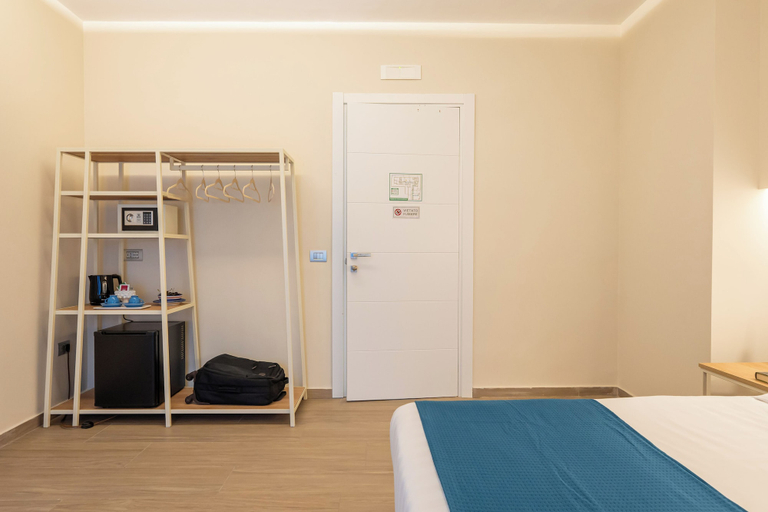 Bedroom 3, Six Luxury Room, Napoli