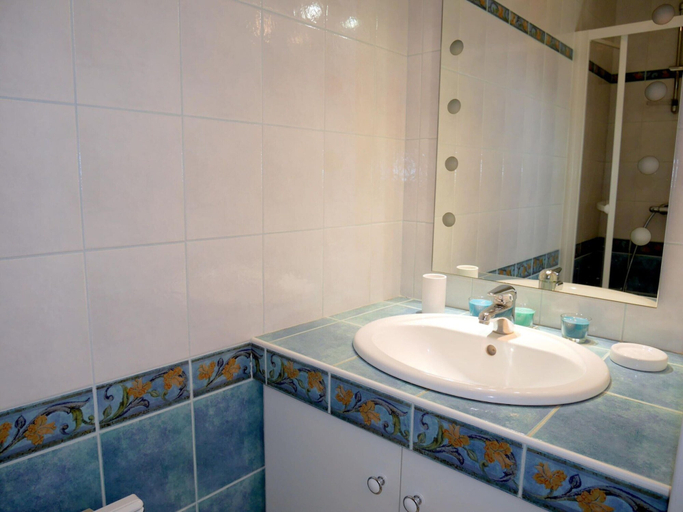 Bathroom 4, Holiday Home in Plouneour Near Sandy Beach, Finistère