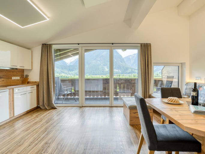 Dining 5, Chalet in Neukirchen With Mountain Views, Zell am See