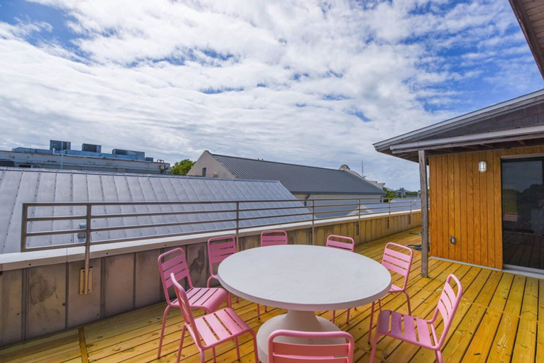 Room 2, Kamp by Brightwild Rooftop Penthouse On Duval, Monroe