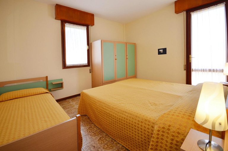 Room 5, Apartment in Bibione Pineda Near Shopping, Venezia