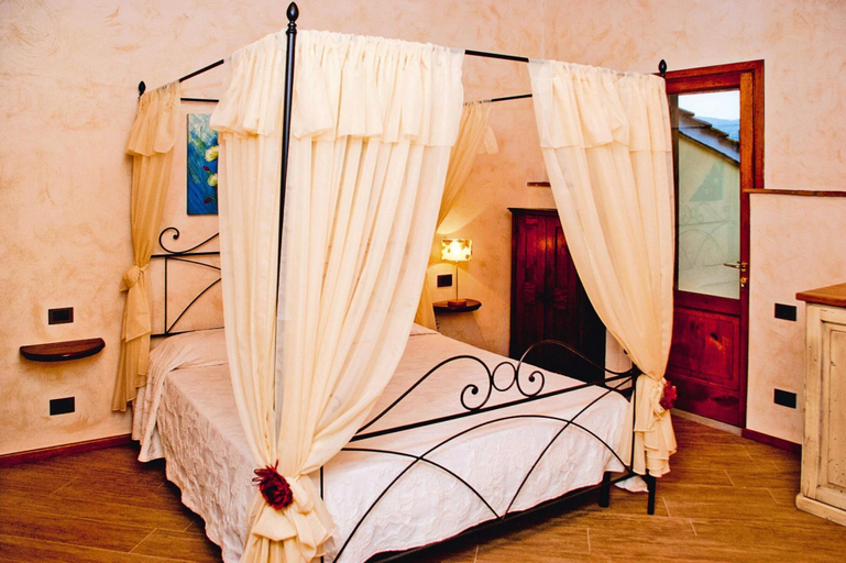 Room 2, Villa in Vinci with Pool Panoramic Views, Pistoia
