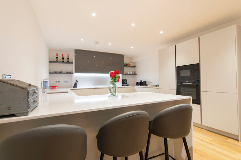 Others 5, Exquisite 3BR Duplex Apartment, Air-con& Amenities, London
