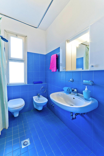 Bathroom, Apartment in Bibione With Balcony, Venezia