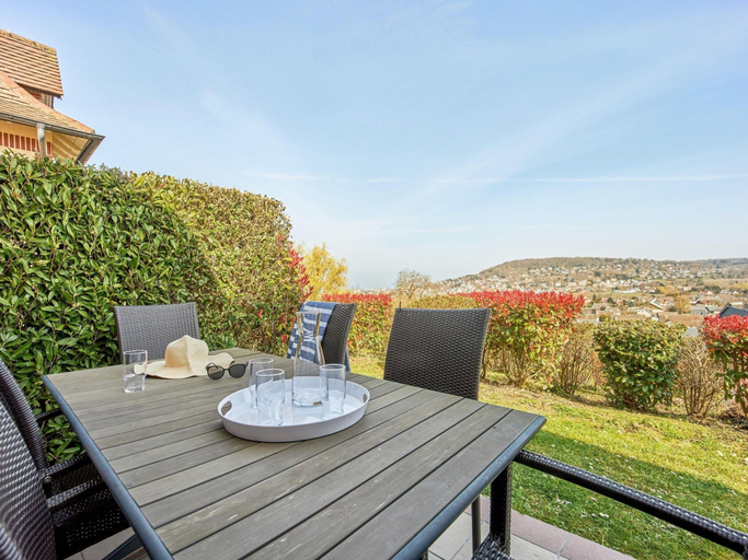Dining 2, Terraced House in Residence & Spa With Common Pool and Sauna, Houlgate, Calvados