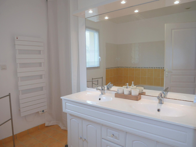 Bathroom 3, Villa in Crozon With Sea Views & Sandy Beach, Finistère