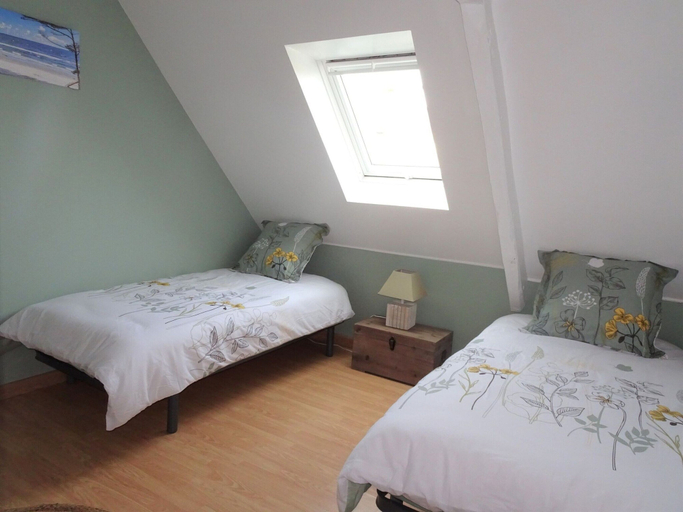 Room 2, Duplex in Plougasnou Near Stunning Beaches, Finistère