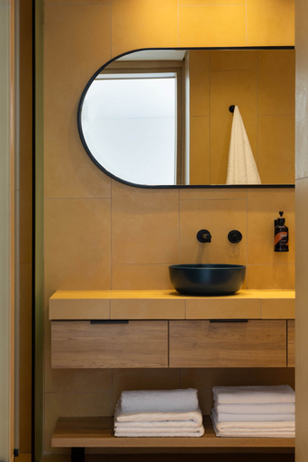 Bathroom 5, Okupa, Attica