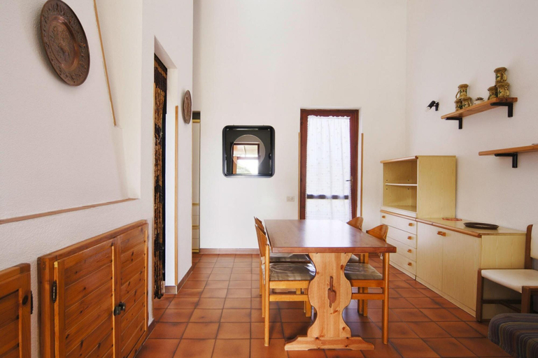 Dining 5, Apartment on Costa Rei Near Turquoise Beach, Cagliari