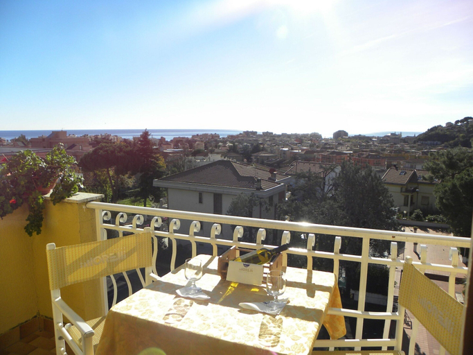 Dining 3, 6-guest Chic Apartment in Pietra Ligure, Savona