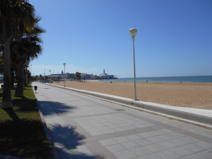 Beach 2, Penthouse Sleeps 4 With Private Garden, Cádiz