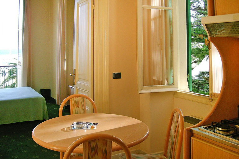 Dining 2, Apartment in Imperia Near Watersports, Imperia