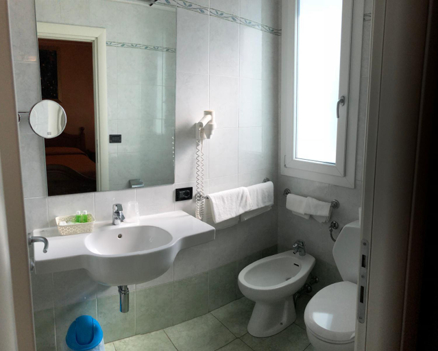 Bathroom 4, Hotel Victoria, Vicenza