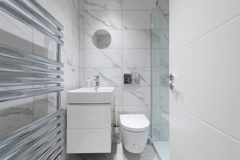 Bathroom 3, Exquisite 3BR Duplex Apartment, Air-con& Amenities, London