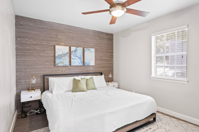 Room 2, Spacious and Cozy King Bed 2BR Suite 5 Min to DT, Travis