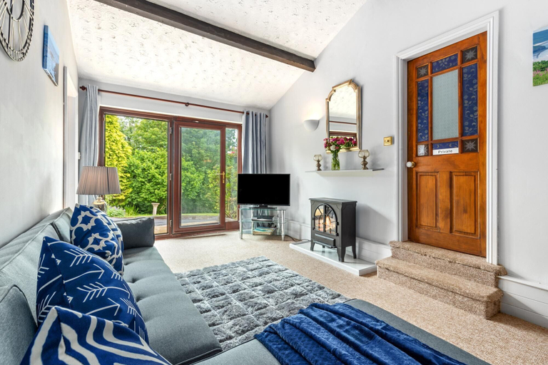 Room 3, The Hollies - Short Walk to Beach Peaceful Location Parking, Pembrokeshire