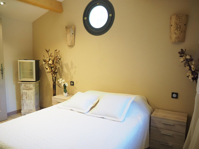 Room 4, Stone House Near Chateauneuf-du-pape Vineyards, Vaucluse